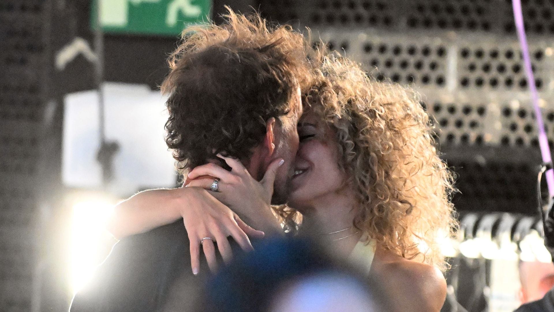 Las imágenes más románticas de Álvaro Muñoz Escassi y Sheila Casas, pura pasión entre bambalinas