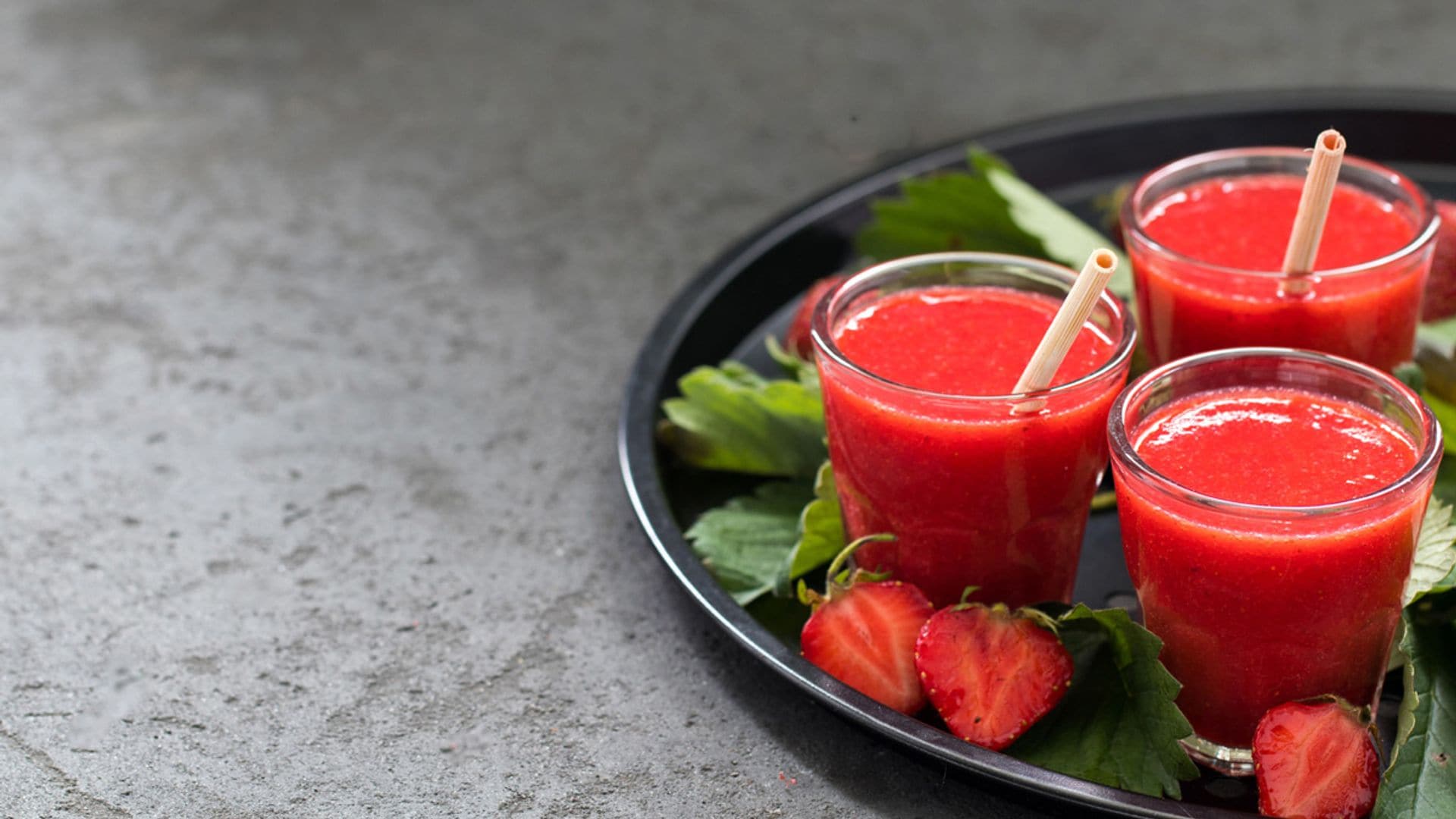 'Smoothie' rojo de tomate y fresas