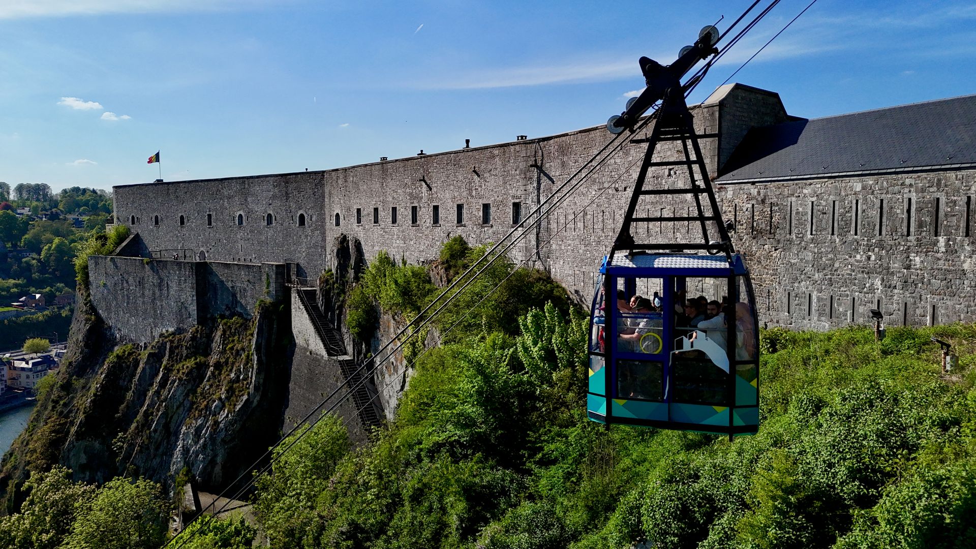Subida en teleférico al castillo de la ciudad de Dinant, Bélgica
