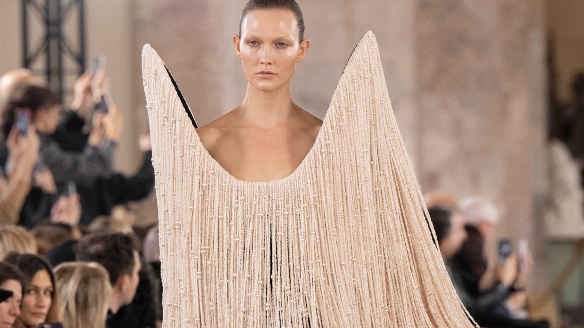 Una irreconocible Karlie Kloss regresa a la pasarela de la mano de Schiaparelli después de dos años