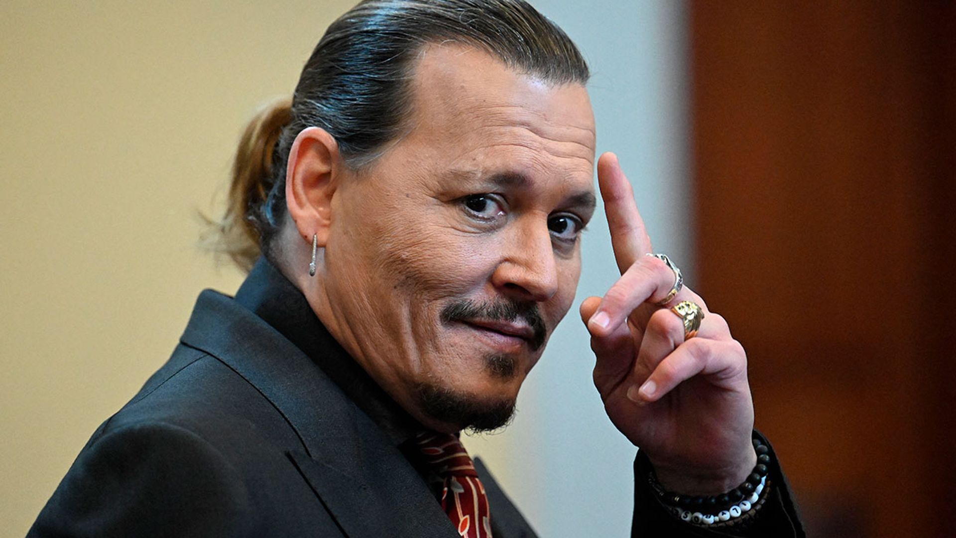 La pulsera amuleto que ha lucido Johnny Depp con el nombre de sus hijos en su batalla judicial