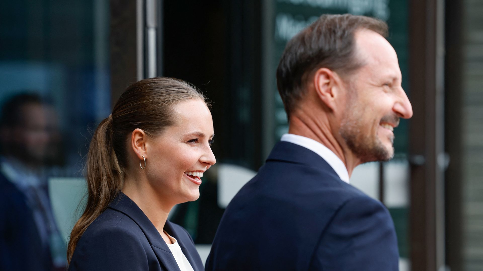 El príncipe Haakon de Noruega y su hija Ingrid