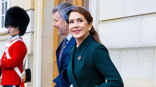 Plano medio de Mary de Dinamarca con abrigo verde botella y diadema