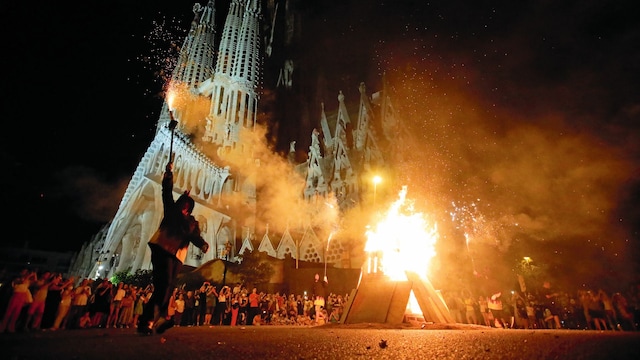 Fiestas de la Noche de San Juan frente a la Sagrada Familia de Barcelona