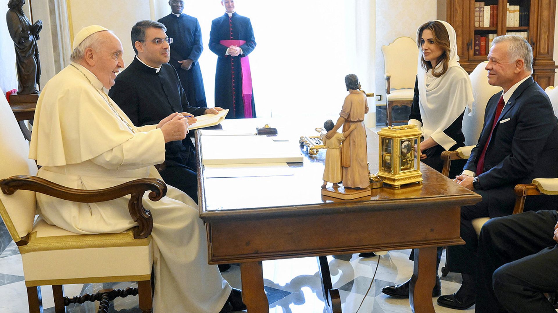 Rania de Jordania, conmovida tras su encuentro con el Papa en El Vaticano