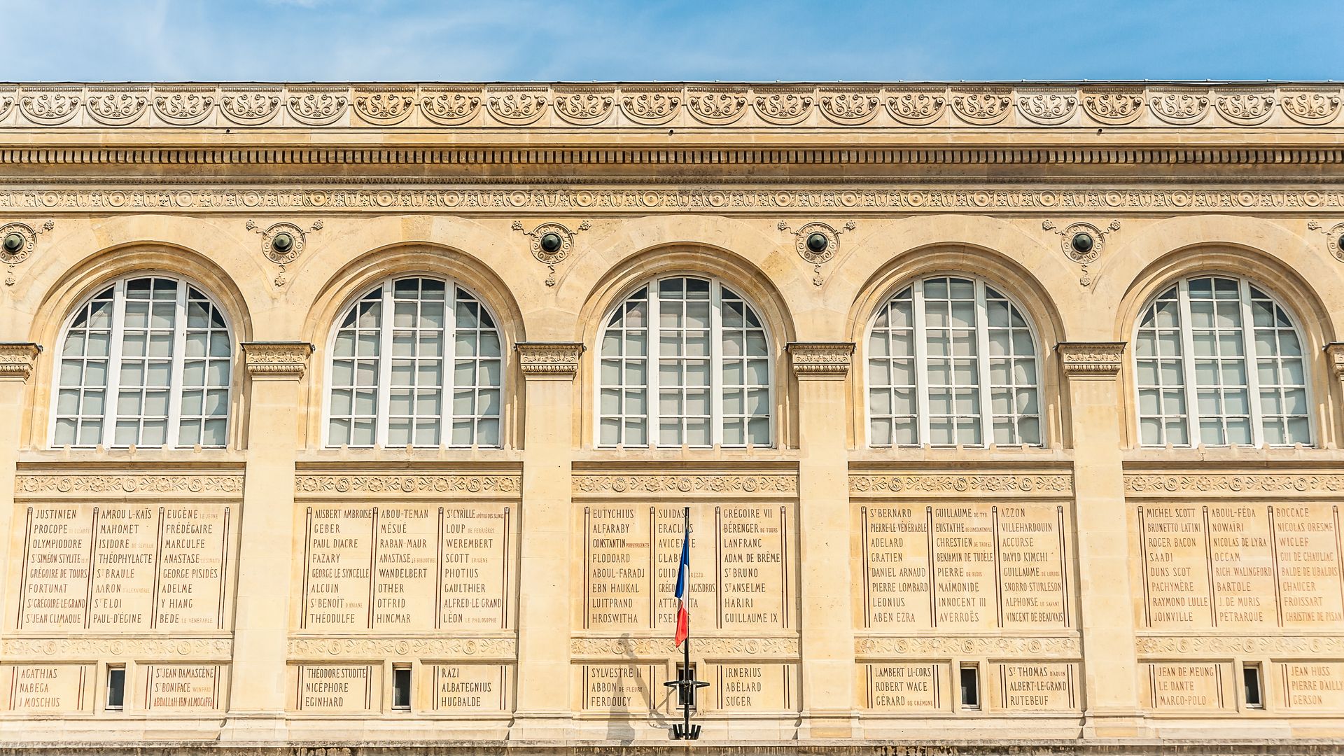 Vista de la fachada de la Biblioteca Sainte-Geneviève