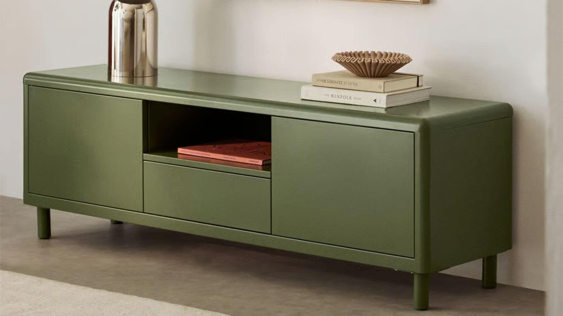 Mueble de color en verde, en un salón, con decoración moderna y minimalista.
