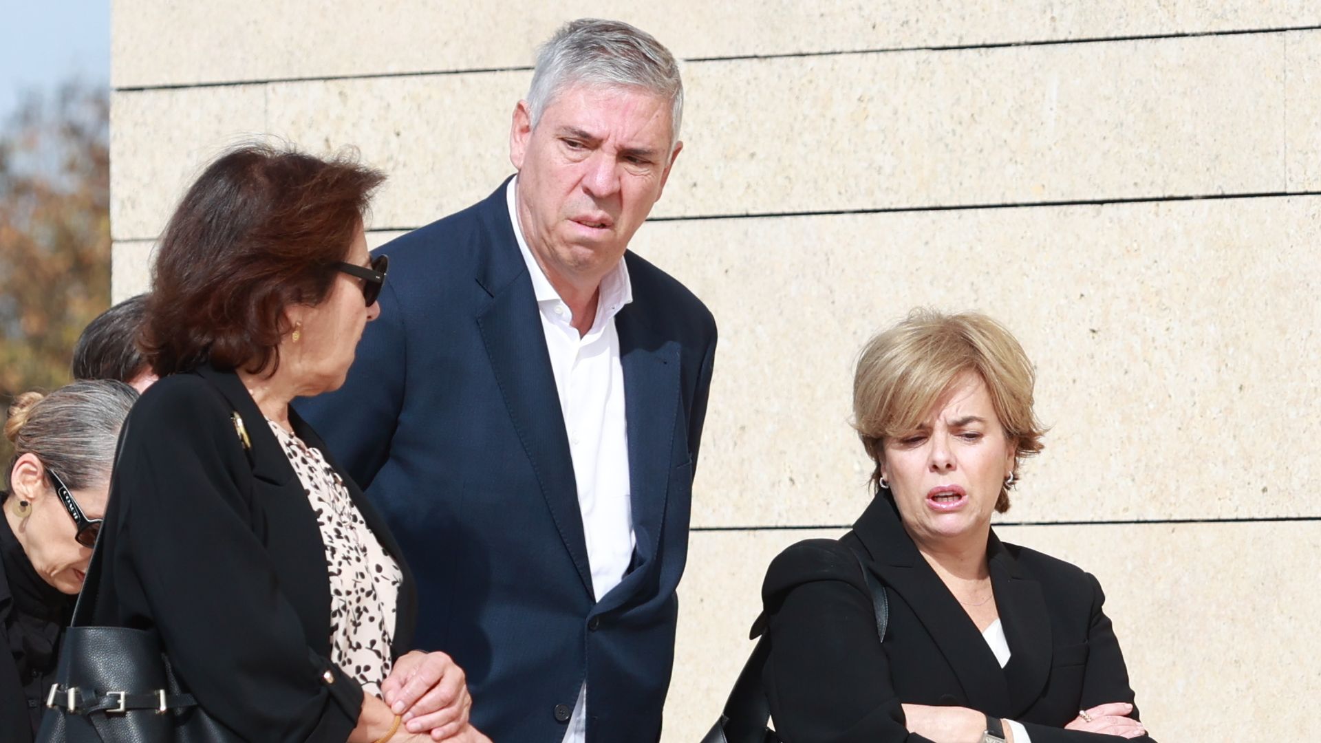 La exvicepresidenta del Gobierno, Soraya Sáenz de Santamaría, a su llegada al tanatorio de Huelva para dar el último adiós a Fátima Báñez. 30 de octubre de 2026  