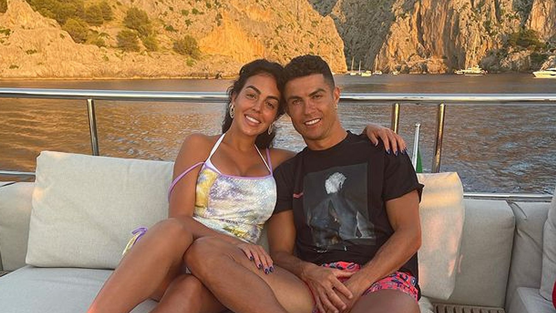 De lucir cuerpazo bajo el mar a surcar los mares a ritmo del 'Rey León'... Georgina y Cristiano se ponen románticos