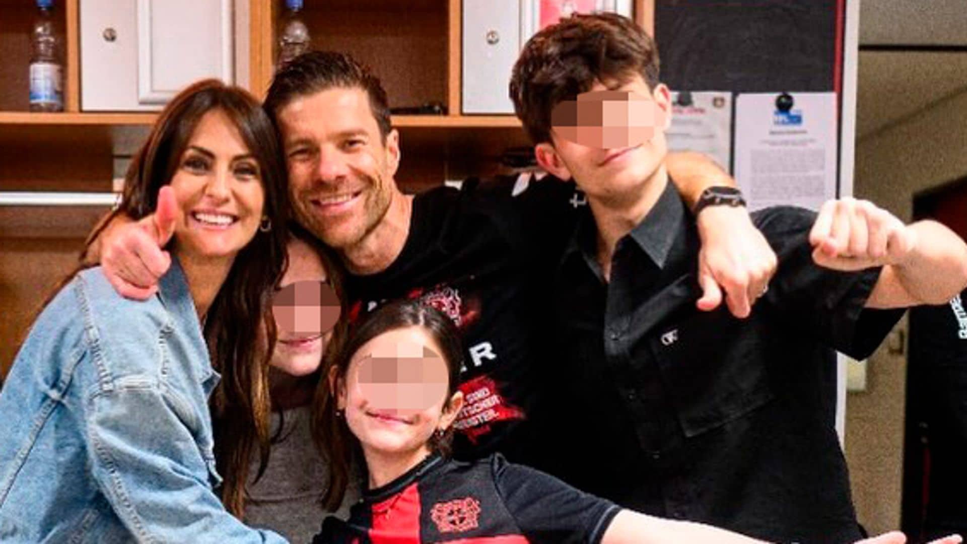 Con sus hijos y su mujer