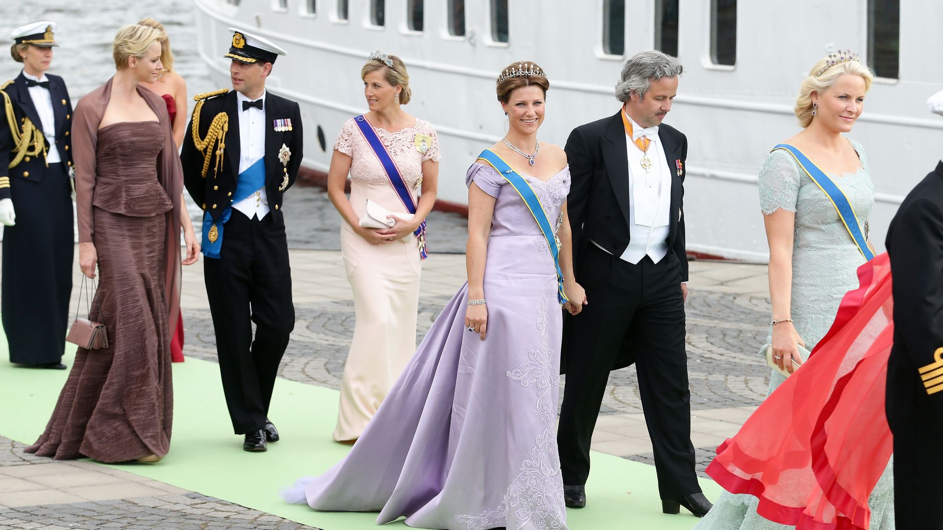 Dos imágenes de la boda de la princesa Magdalena de Suecia con Chris O'Neill en Estocolmo en el año 2013