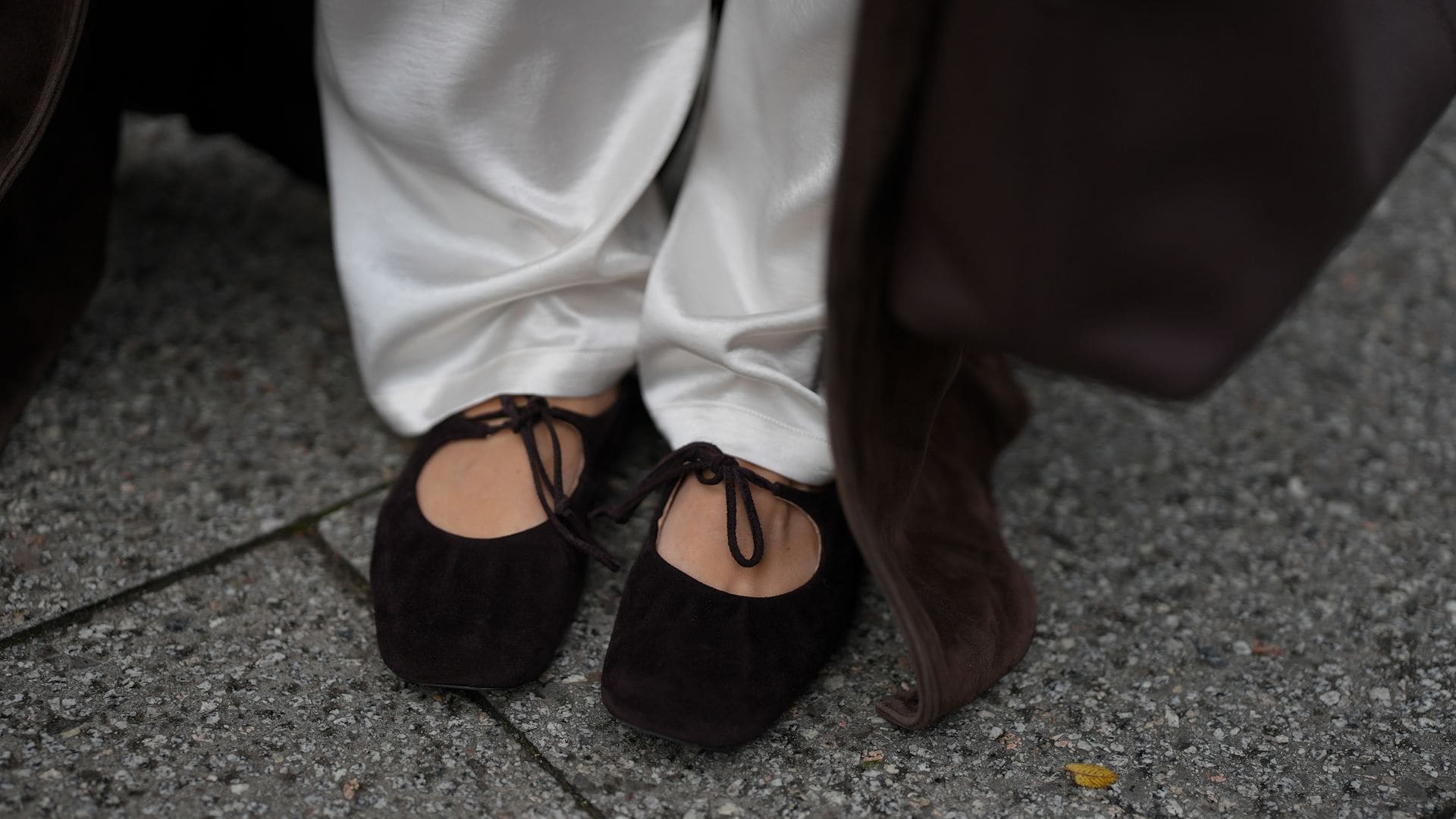 Look con bailarinas marrones