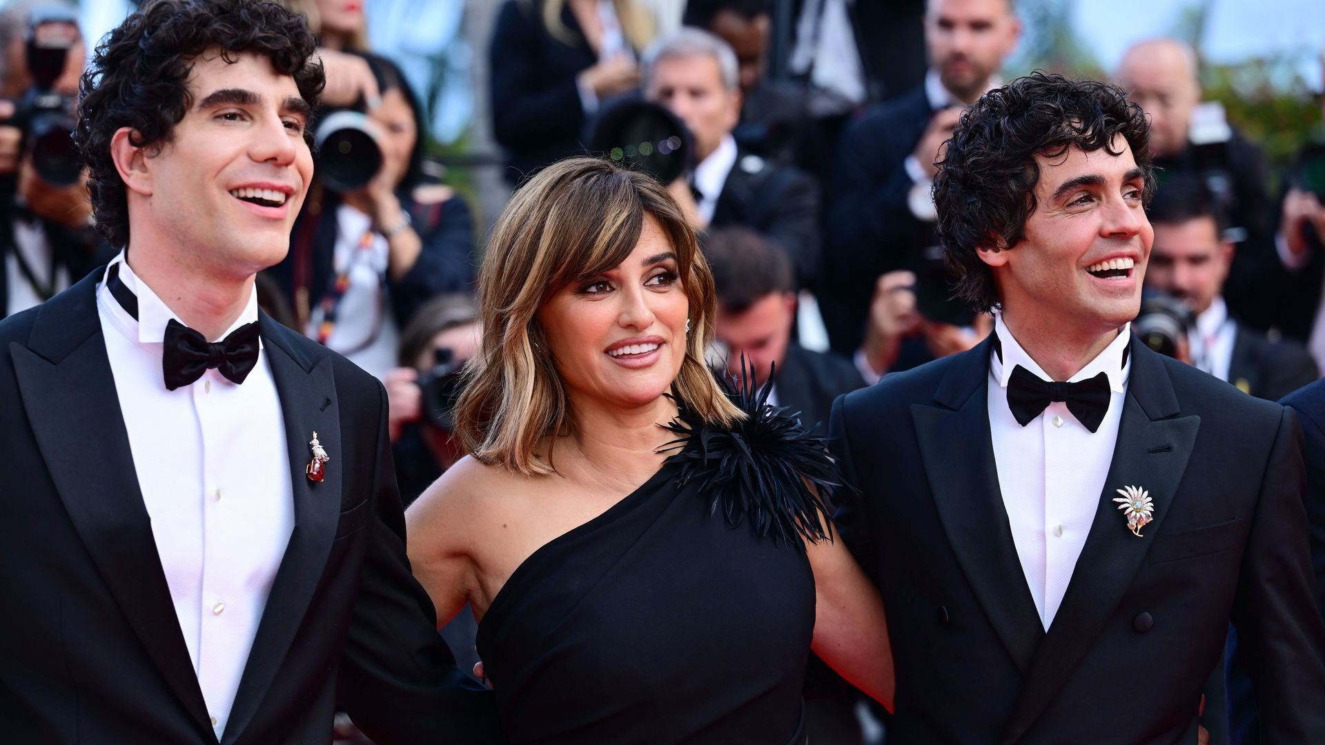 Los Javis junto a Penélope Cruz en Cannes.