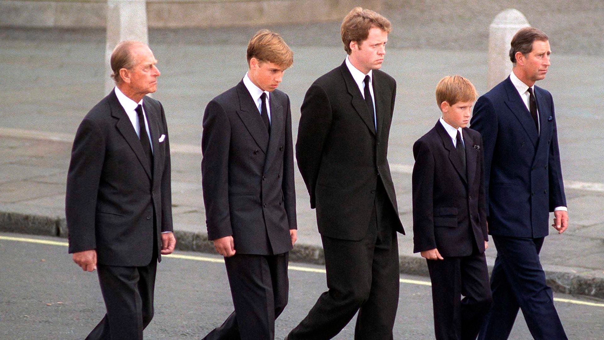 Charles Spencer acompañó a los príncipes Guillermo y Harry, al príncipe Felipe y al entonces príncipe Carlos tras el féretro de Diana durante su funeral en Londres en septiembre de 1997