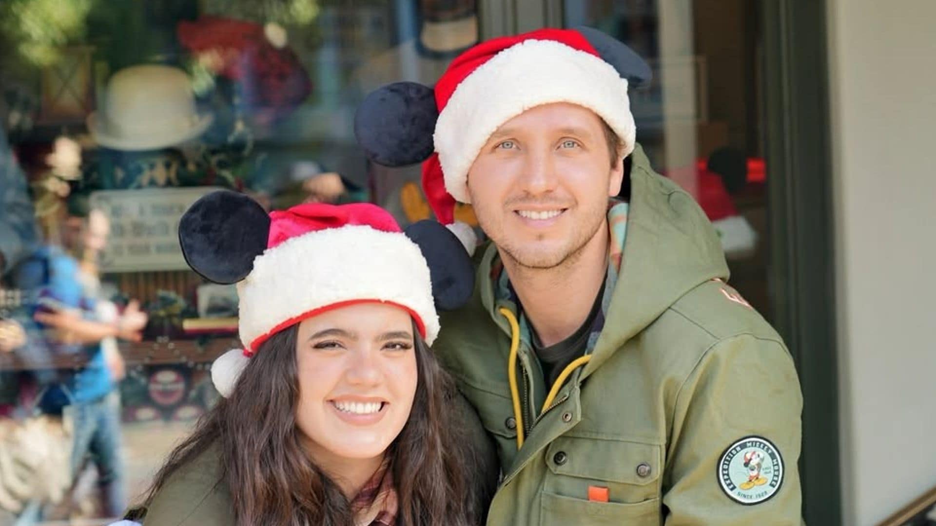 Camila Fernández y Francisco Barba, en Disney con su hija Cayetana.