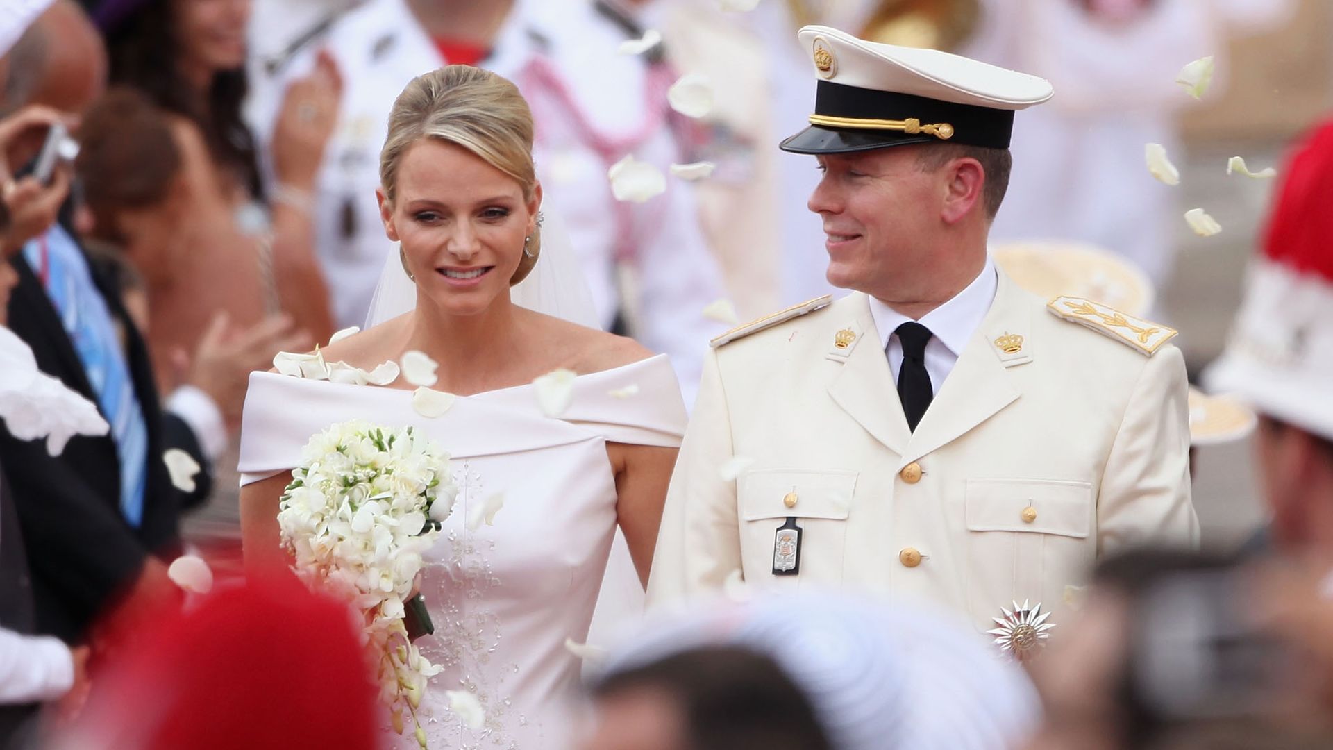 El vestido de novia de Charlene de Mónaco: un traje con 40.000 cristales de Swarovski y un ramo de Armani