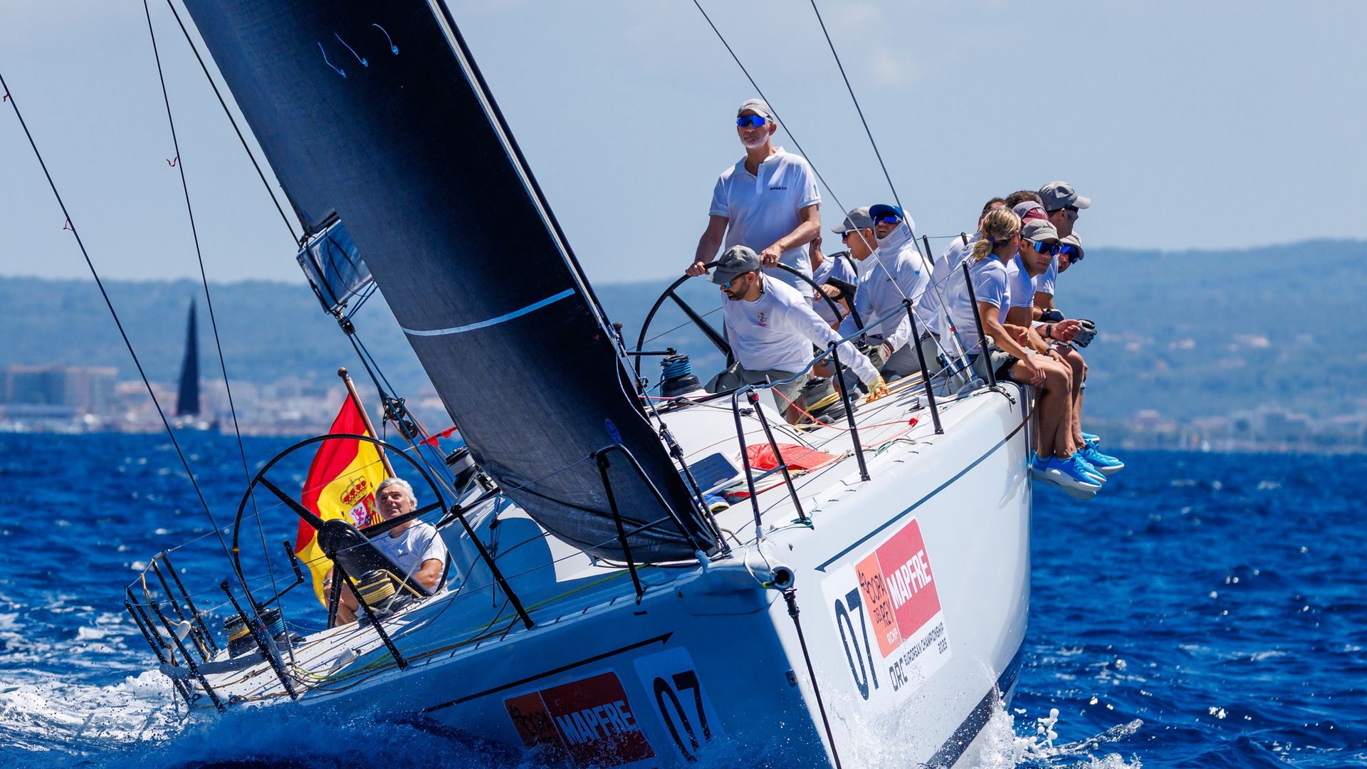El rey Felipe VI se embarca en el Aifos para preparar la 43ª Copa del Rey MAPFRE