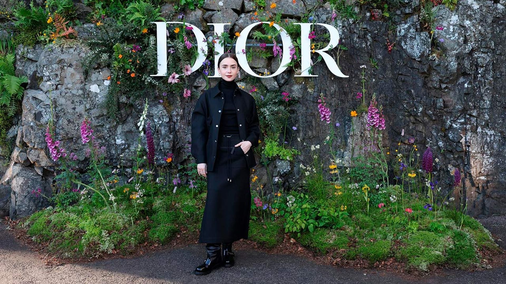 Lily Collins estrena en Edimburgo el look que nunca llevaría en 'Emily in Paris'