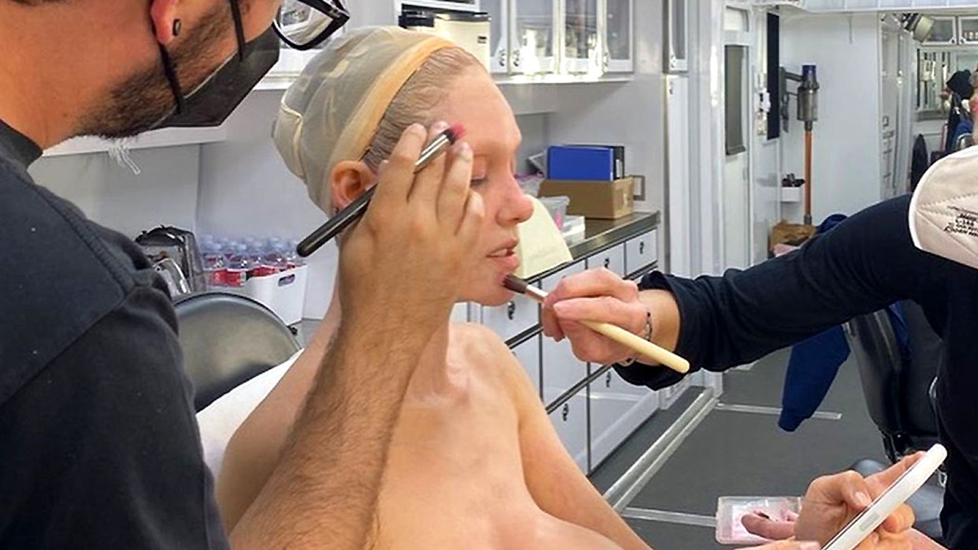 La impresionante transformación de Emmy Rossum para 'Angelyne' durante ¡siete horas de maquillaje!