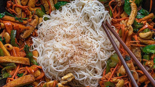 'Wok' con vegetales, fideos, anacardos y tofu
