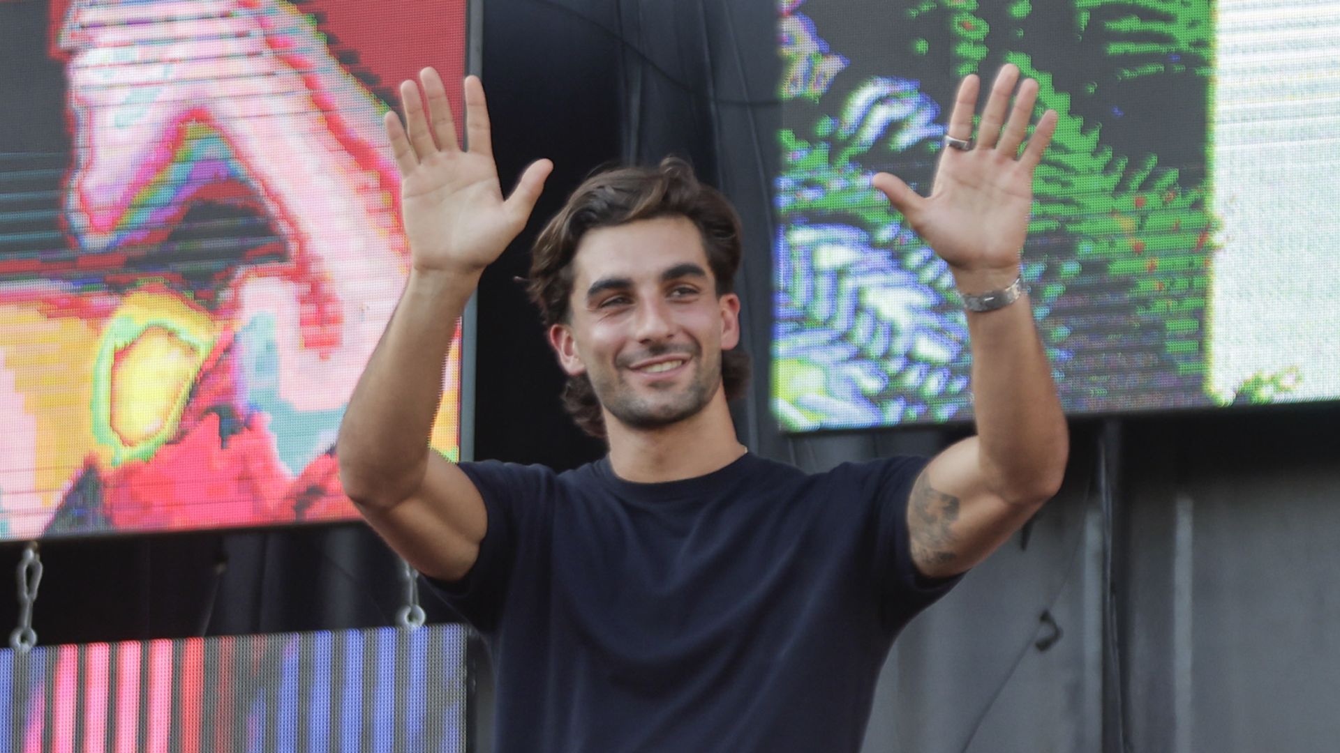 Ferran Torres, aclamado en su pueblo, provoca esta reacción de su madre y hace llorar a lágrima viva a un mítico torero paisano suyo