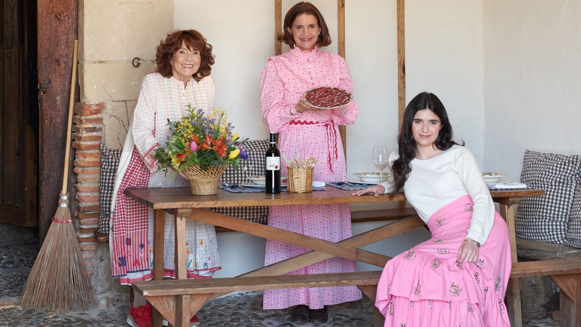 Samantha Vallejo-Nágera junto a su madre, Sabine, y su hija, Cloe, en Casa Taberna