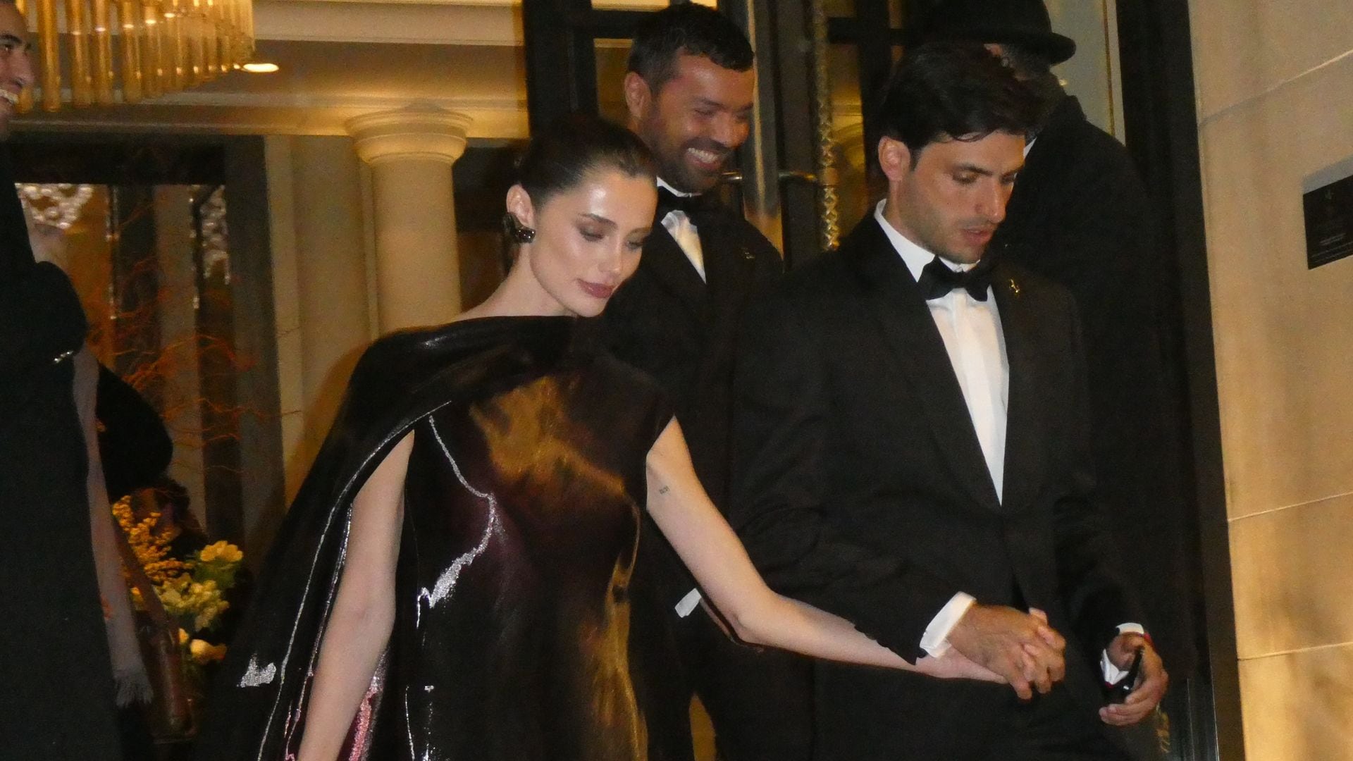 Carlos Sainz Jr. y su novia Rebecca Donaldson saliendo del estreno de 'Gladiator II' 