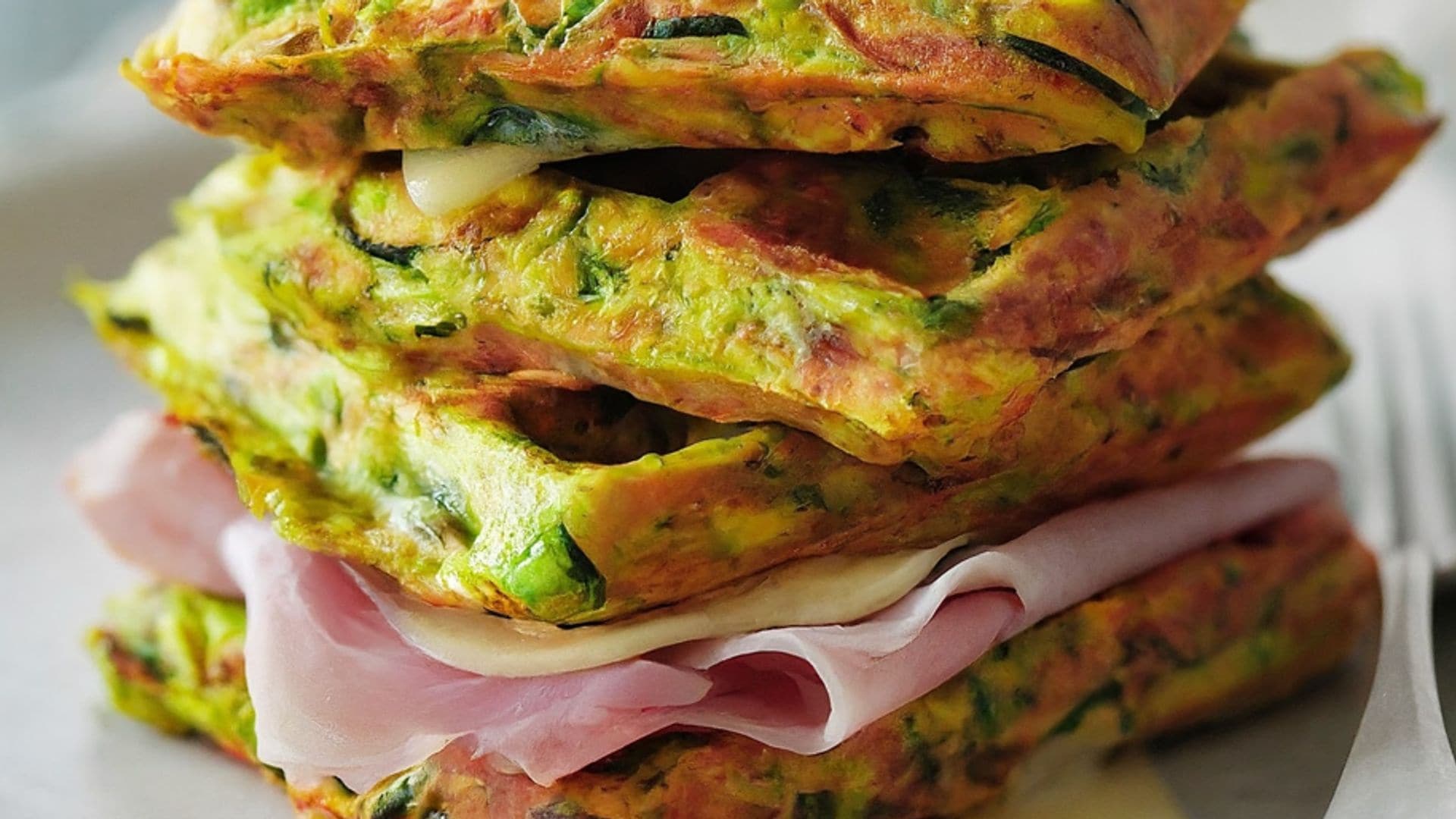 Gofres de zanahoria y calabacín rellenos de jamón y queso