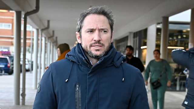 Manuel Martos saliendo del Hospital 12 de Octubre dode estaba ingresado su padre, Raphael