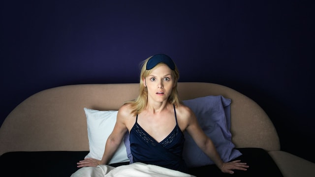 Mujer asustada en la cama