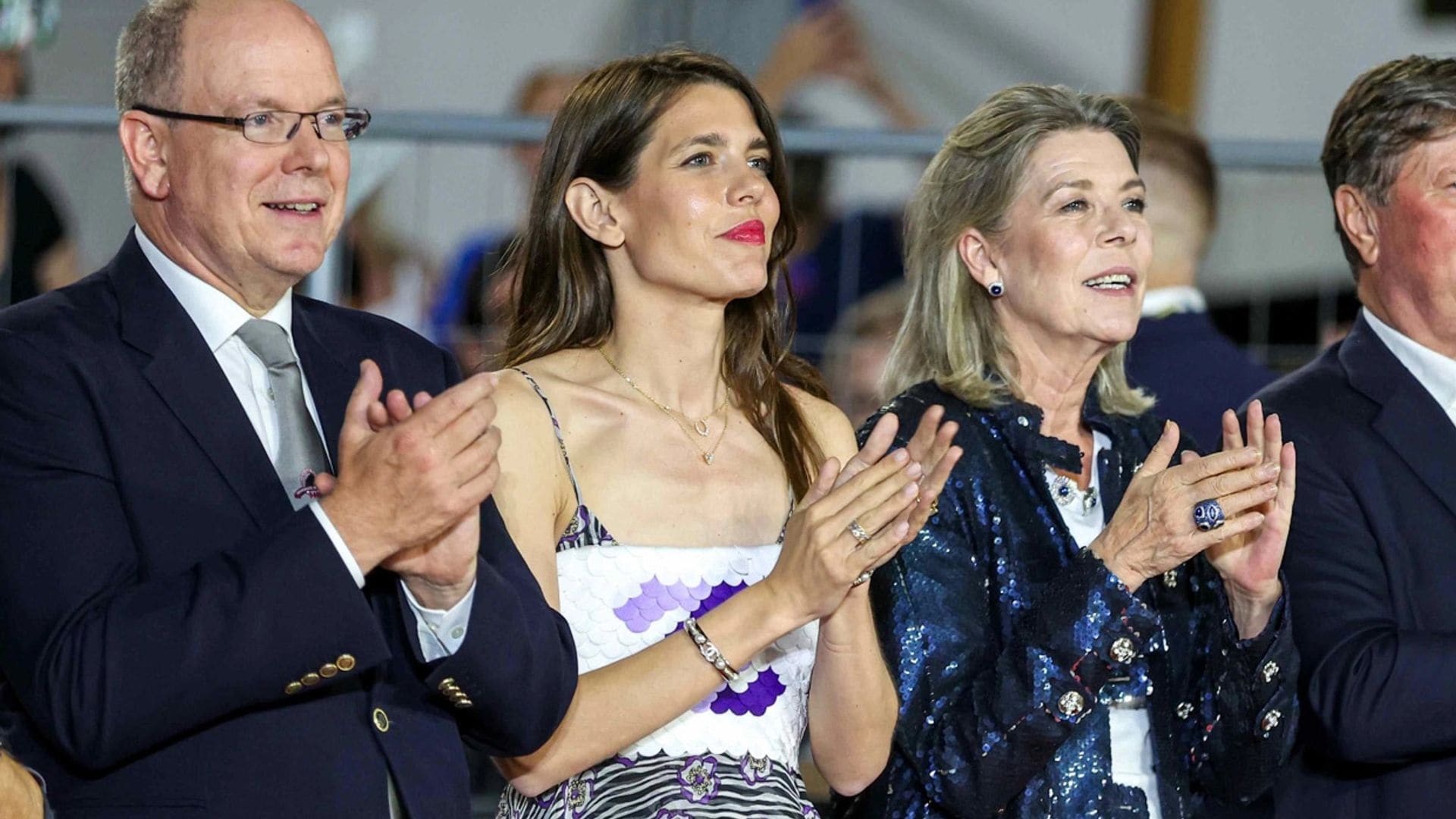 'Escamas' y volantes: los looks de Carlota Casiraghi y Carolina de Mónaco que te habías perdido