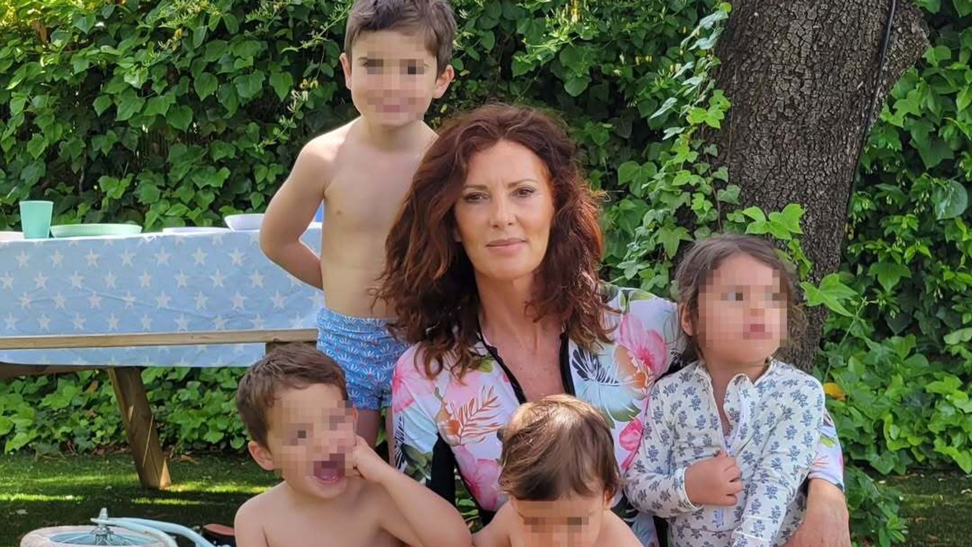 Cuatro de los siete nietos de la presentadora con su abuela, en una tarde de piscina