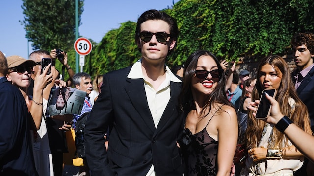 Olivia Rodrigo y Louis Partridge 
