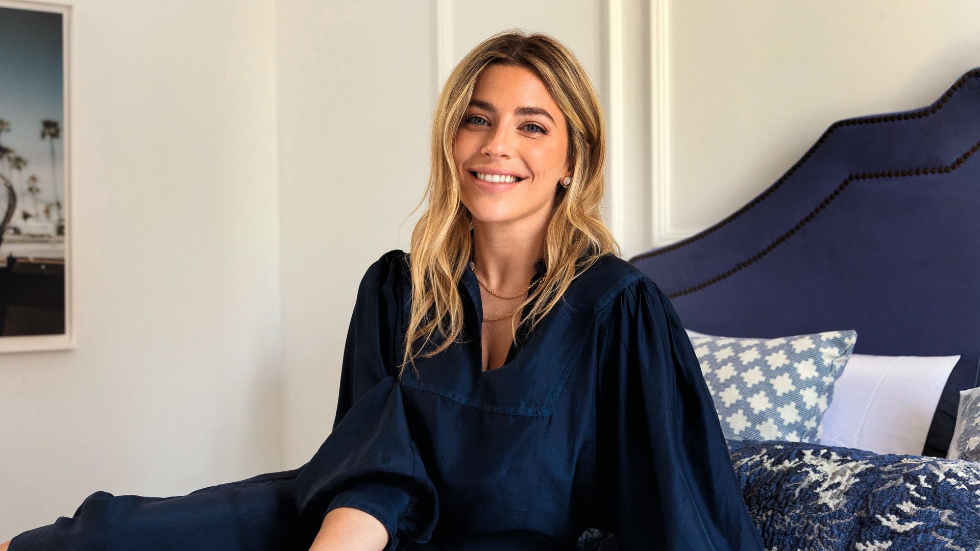 La prescriptora de moda Nat Cebrián, en el dormitorio de su piso en el madrileño barrio de Chamberí, hojeando un libro