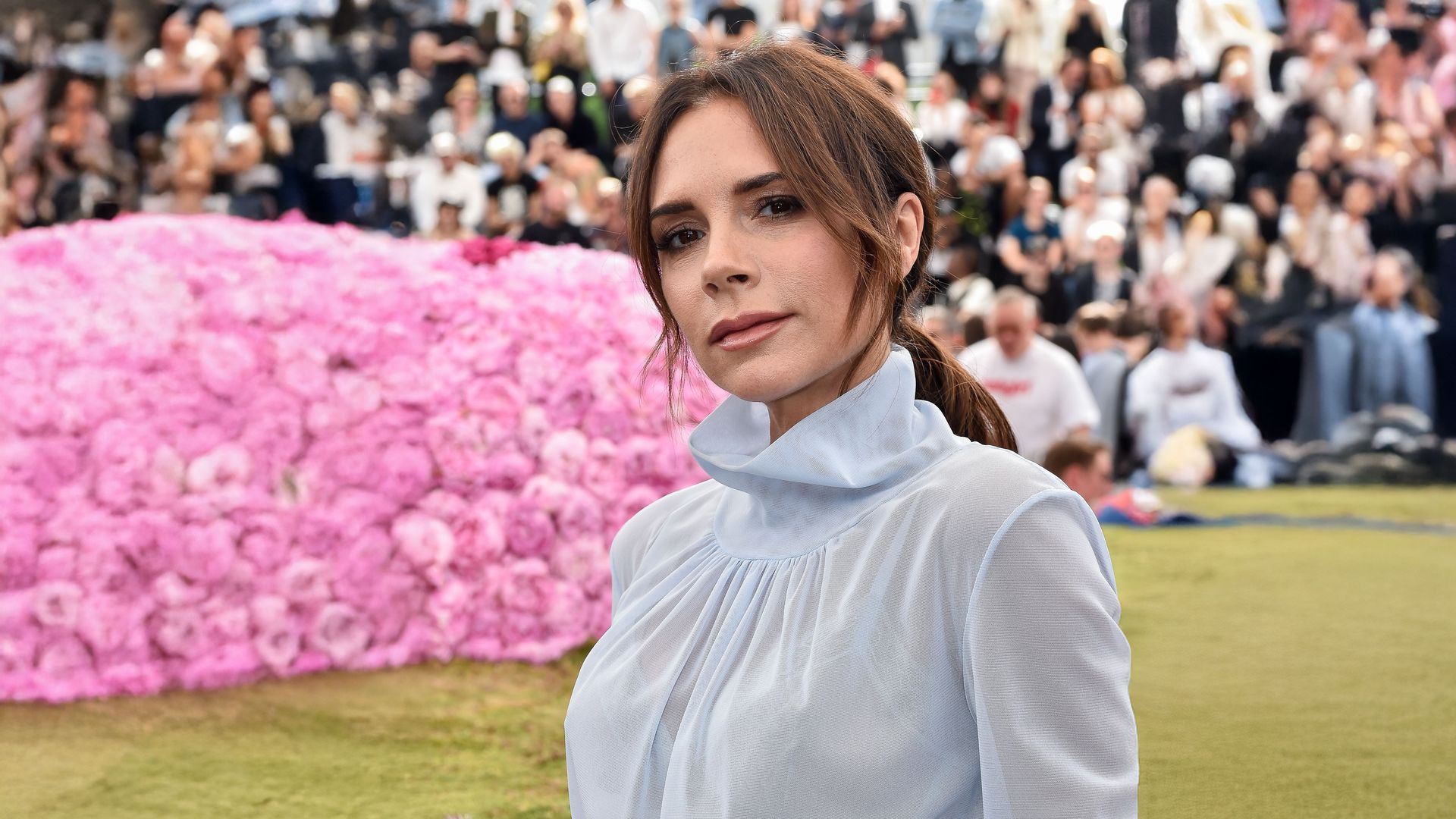 El truco del peluquero de Victoria Beckham es genial para pelo fino: ¡máximo volumen y dos cepillos!