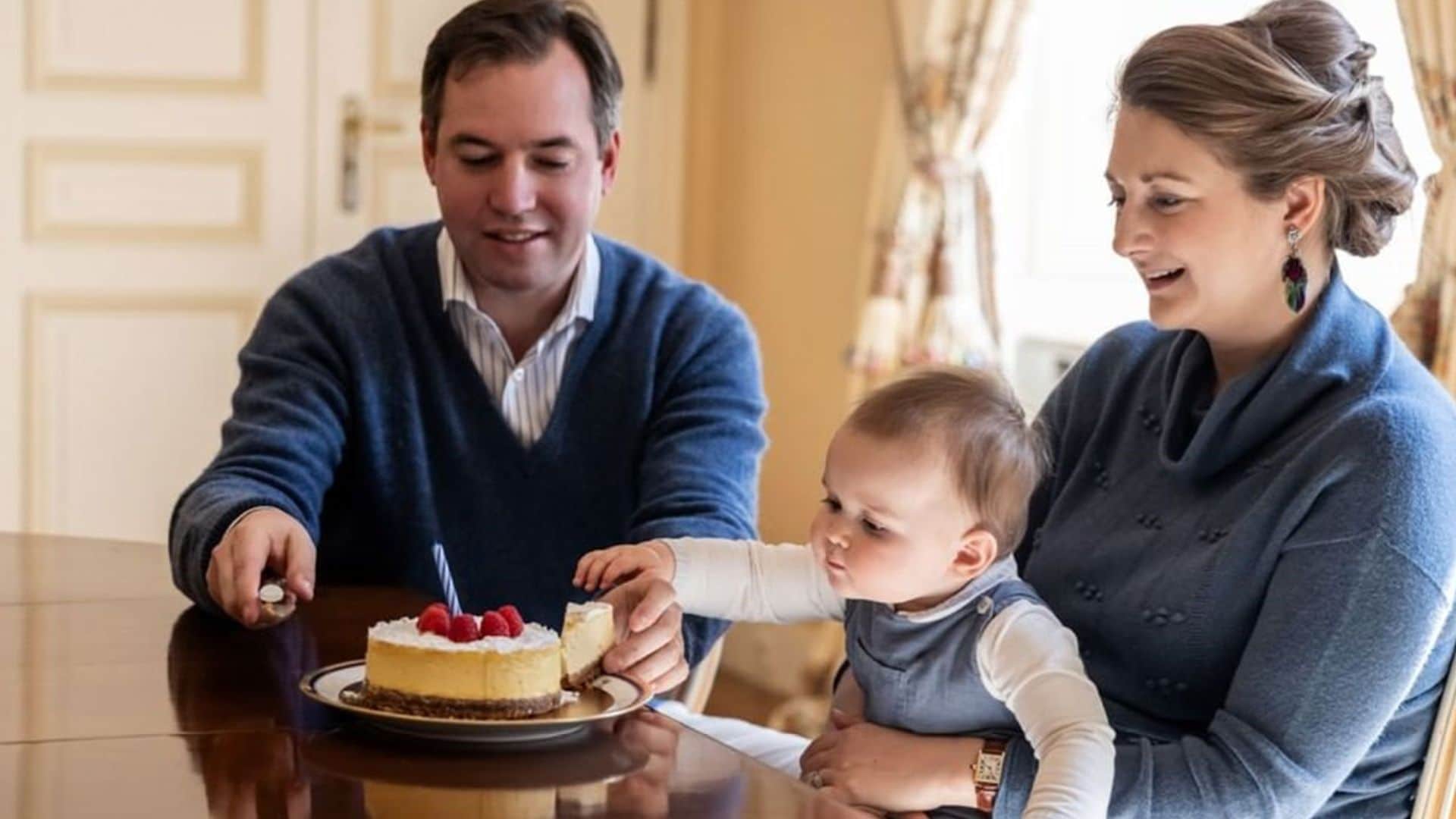 El adorable vídeo de Charles de Luxemburgo celebrando su cumpleaños ¡y relamiéndose con la tarta!