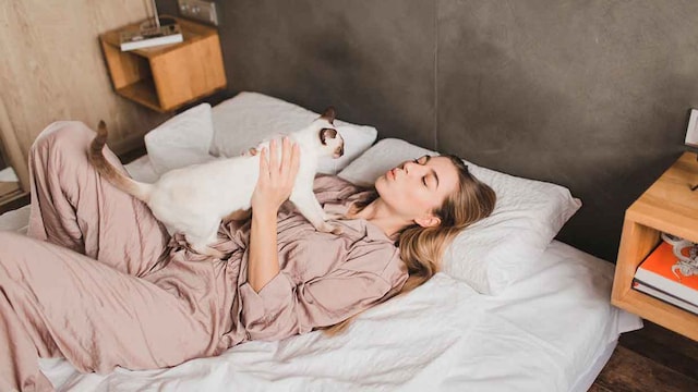 getty mujer cama gato2
