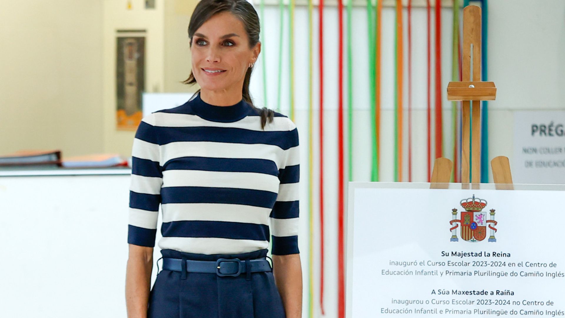 La reina Letizia rejuvenece su imagen con un cómodo jersey de estética marinera y pantalón tobillero