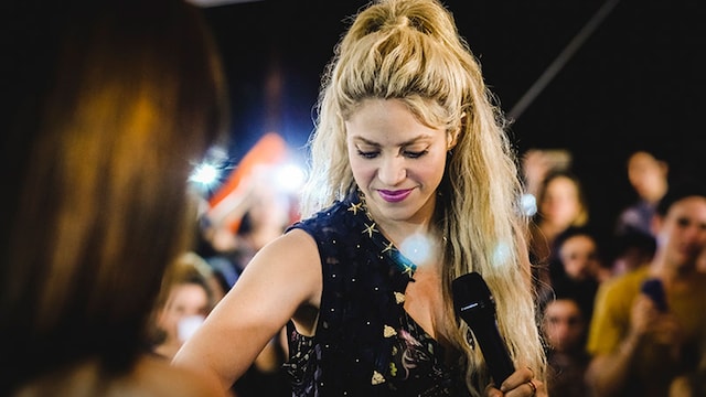 shakira peinado favorito semirrecogido con coleta