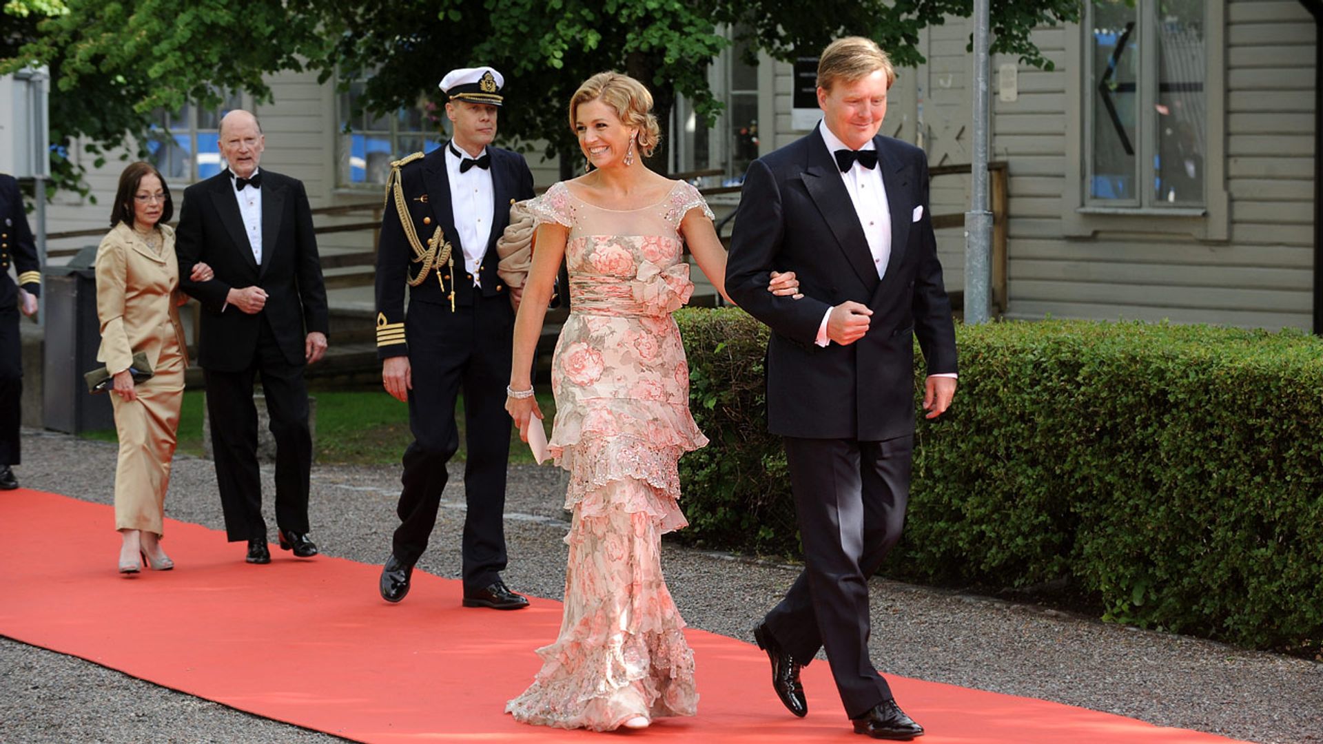 El vestido de flores de Máxima y otras invitadas que impactaron en la preboda de Victoria de Suecia