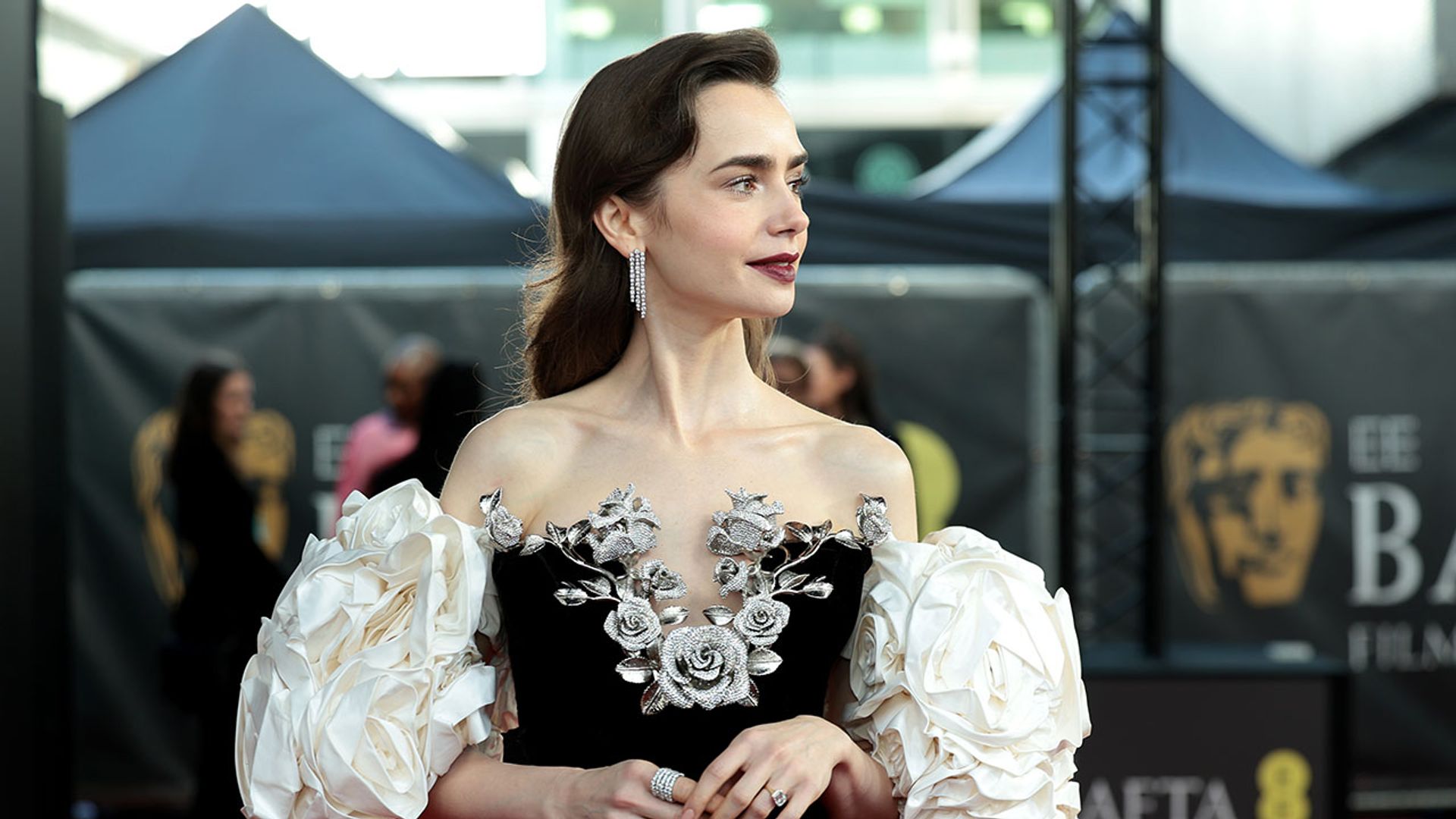 Lily Collins se inspira en su look favorito de 'Emily en París' para deslumbrar en los BAFTA