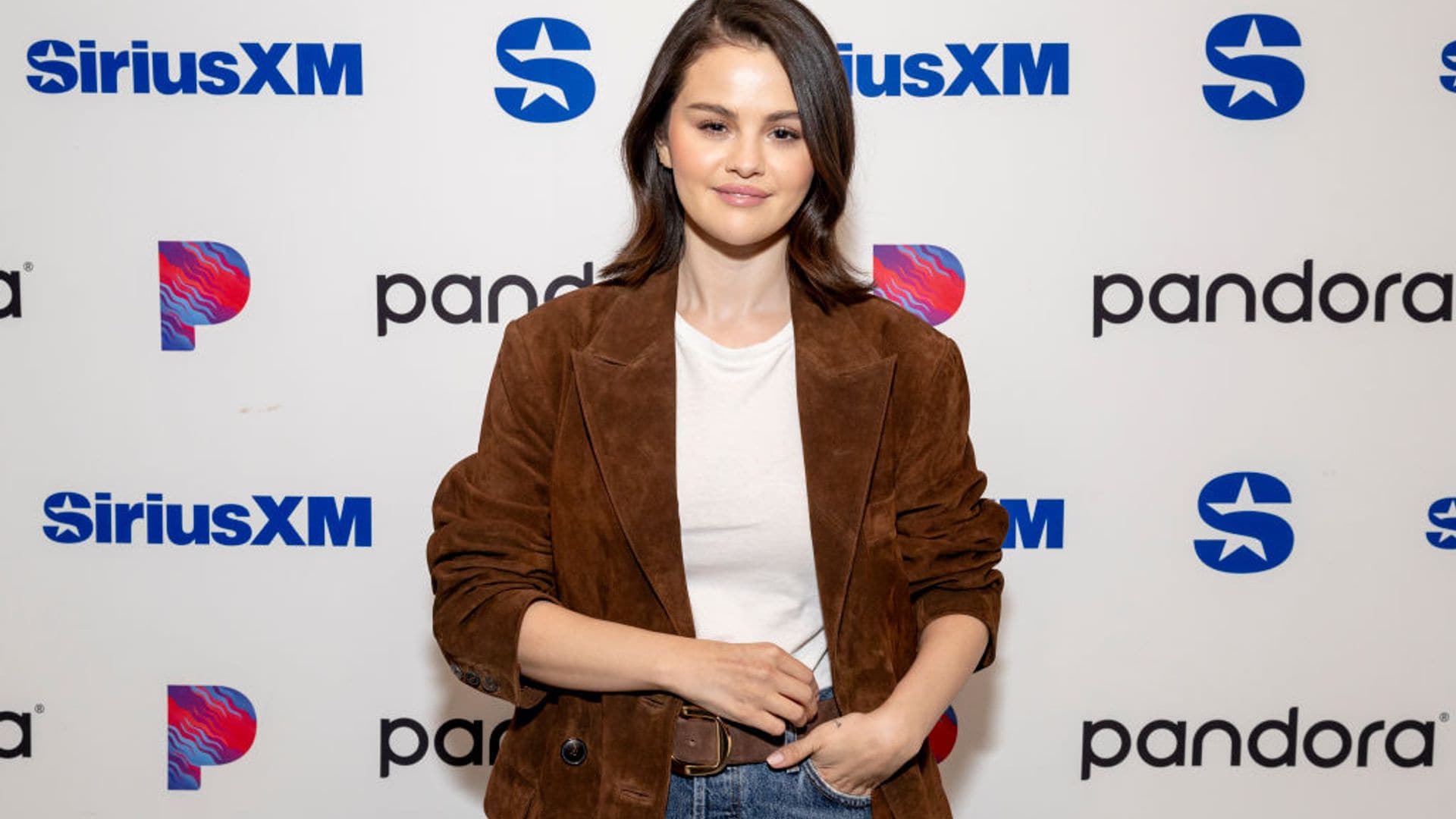 Selena Gomez redefine el estilo invernal con un 'blazer' de gamuza