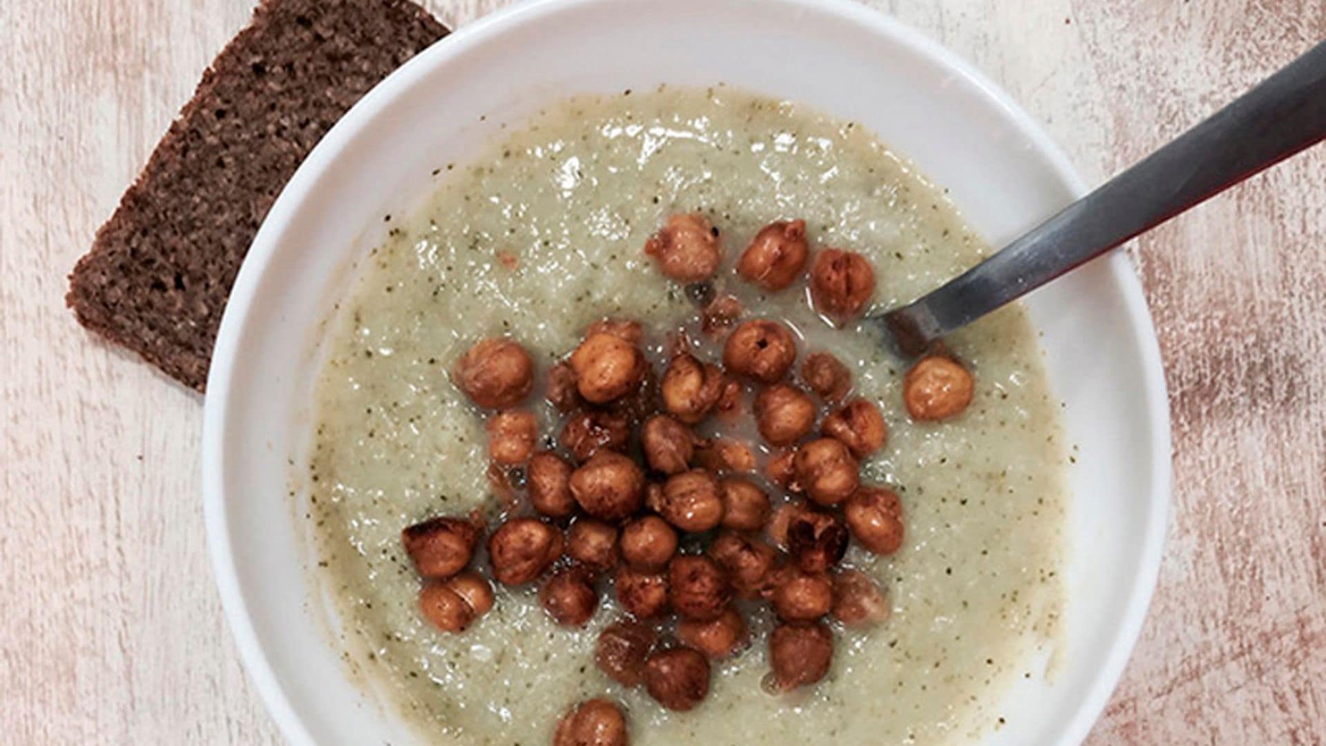 Puré de calabacín, puerro, brócoli y AOVE con garbanzos