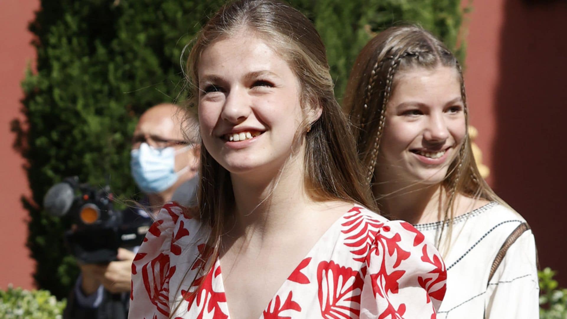 La princesa Leonor y su hermana Sofía aciertan con un diseño de Mango y minivestido 'made in Paris'