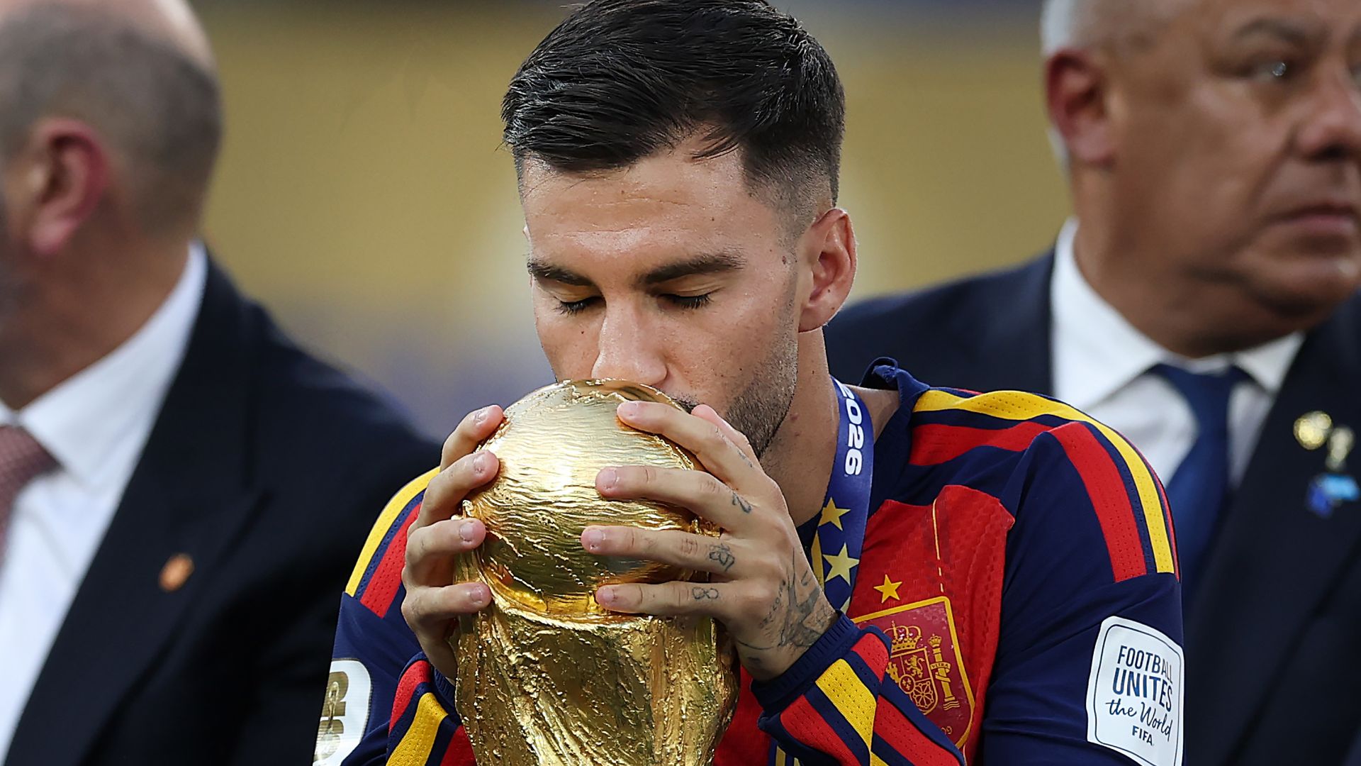 Alex Baena besando la copa del Mundial de la FIFA