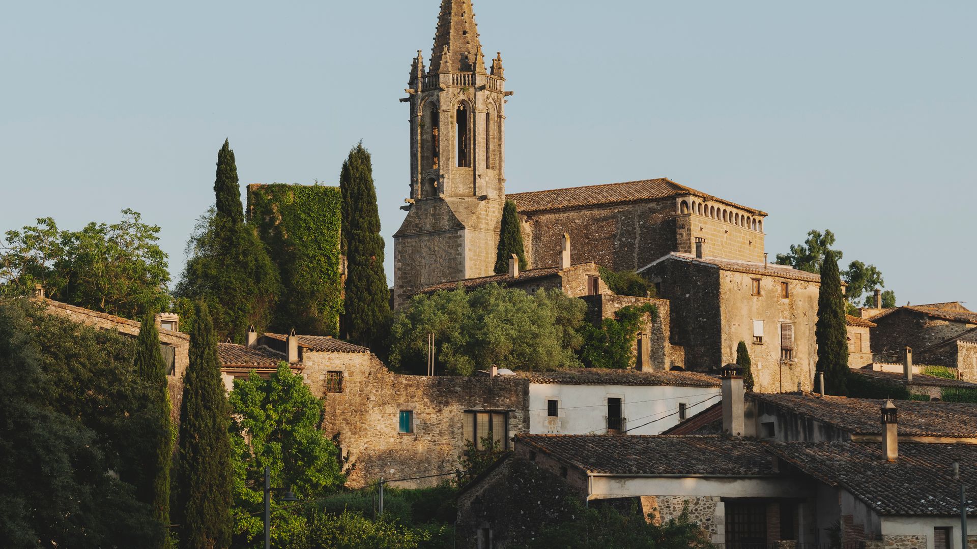 El pueblo medieval del Empordà que enamoró a Elsa Peretti, la legendaria diseñadora de Tiffany & Co.