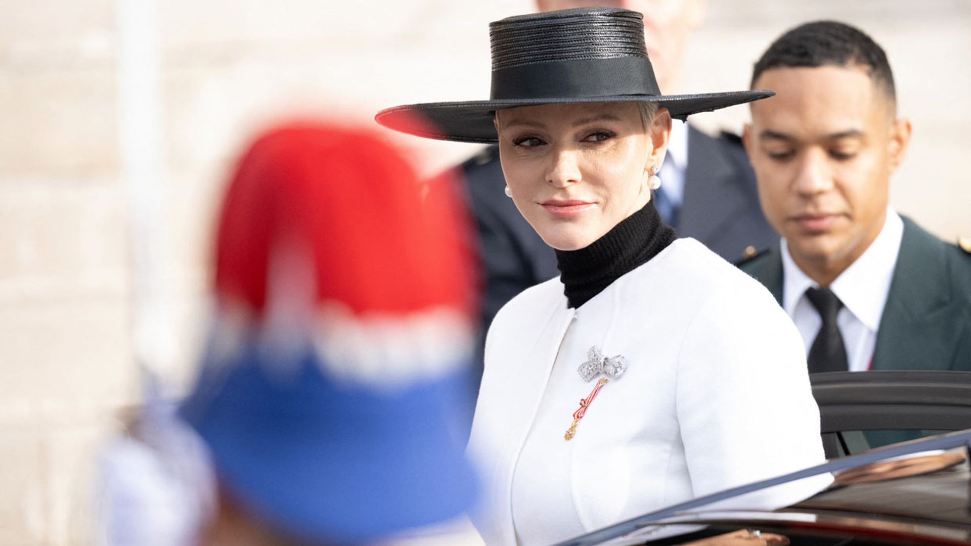 Charlene de Mónaco, de blanco impoluto y con una espectacular pamela en su regreso al Día Nacional