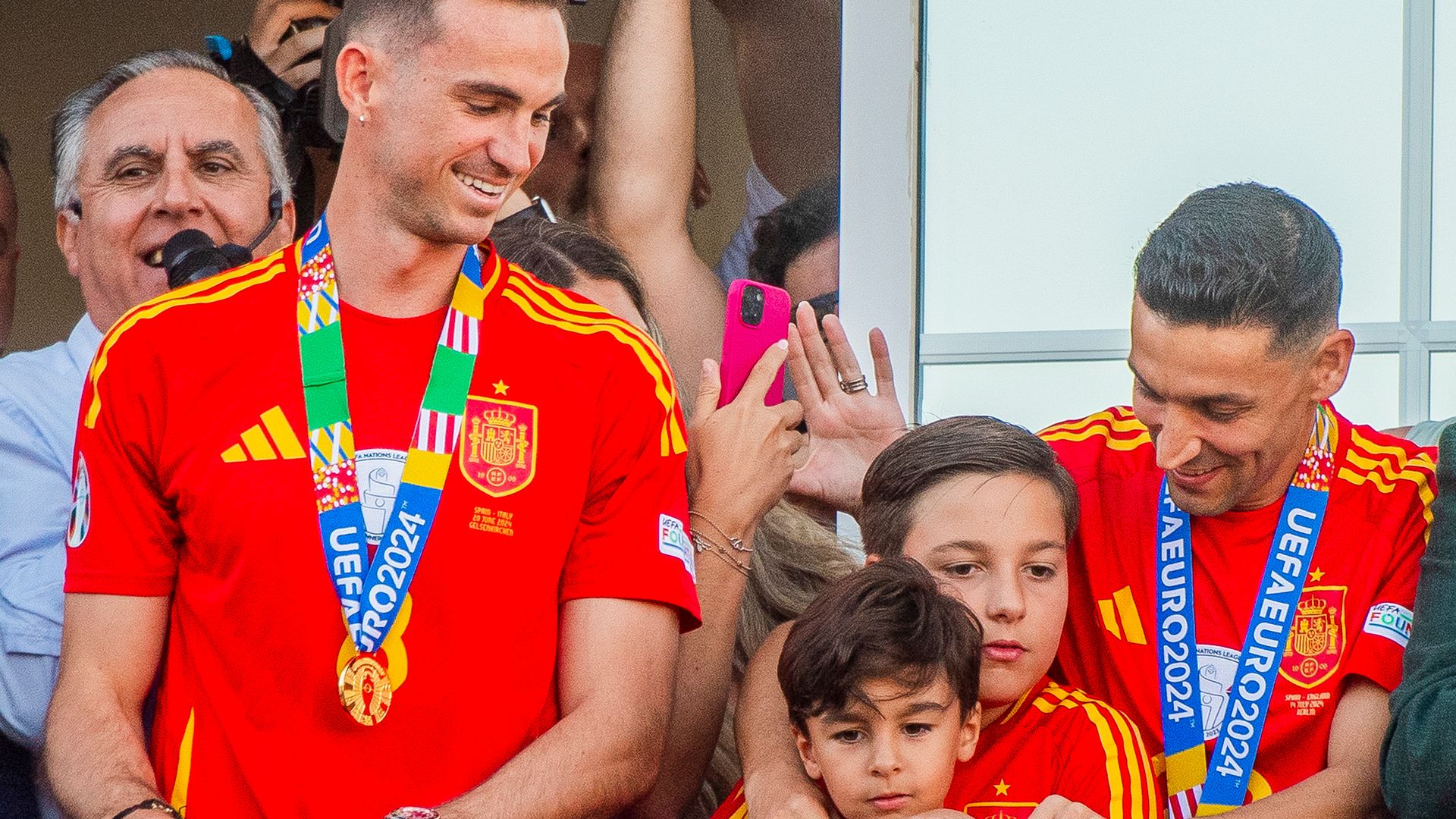 ¡Aquí hay tomate! Jesús Navas y Fabián Ruiz, junto a sus familias, reciben un cariñoso homenaje en su tierra