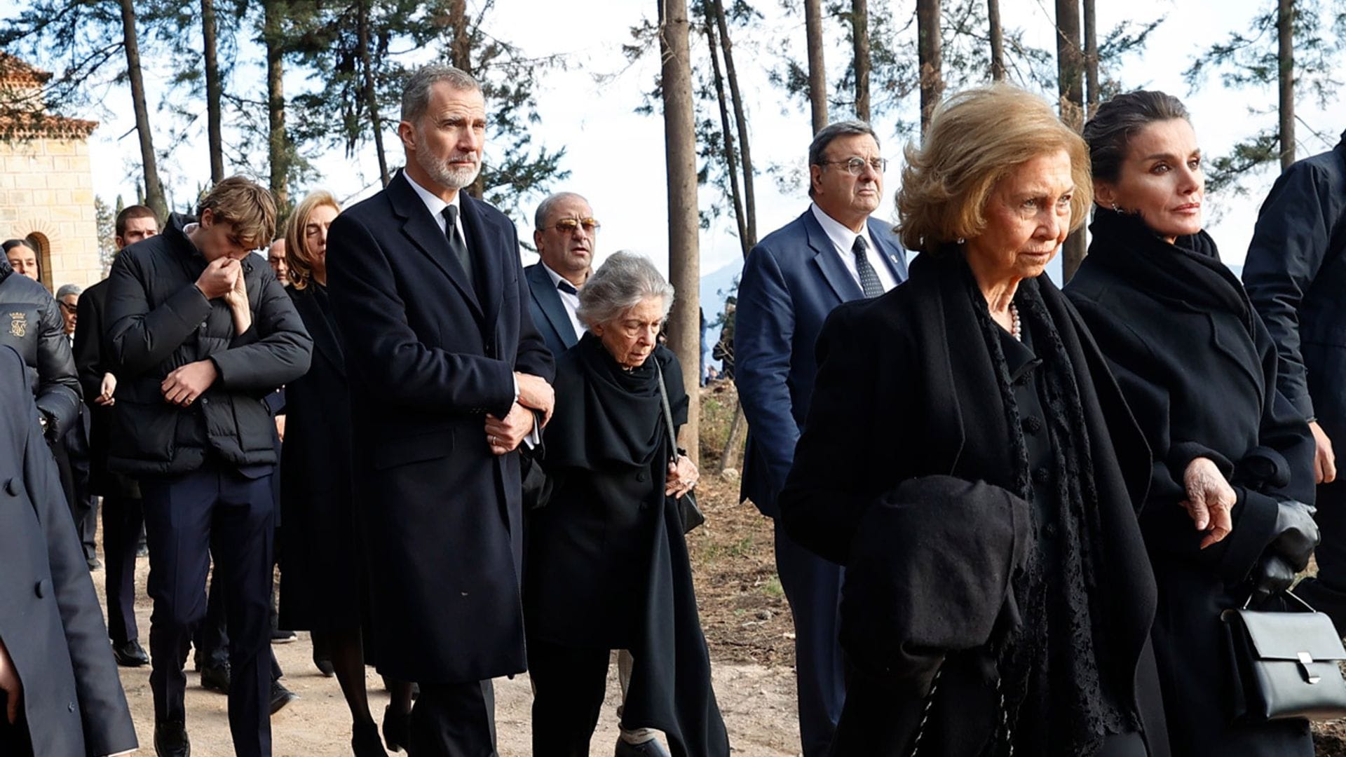 La reina Letizia y doña Sofía, muy unidas en el funeral de Constantino de Grecia