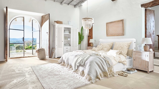 Dormitorio de verano con salida al jardín, cabecero, alfombra, ropa de cama y armario blancos, lámparas de techo de cuentas, mesita de noche